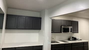 Grand Studio Suite, Multiple Beds, Non Smoking, Kitchenette | Private kitchen