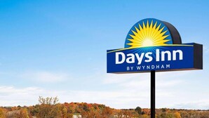 Days Inn -kyltti, jossa on aurinkosäteitä kuvaava logo ja teksti: ”Days Inn by Wyndham”.