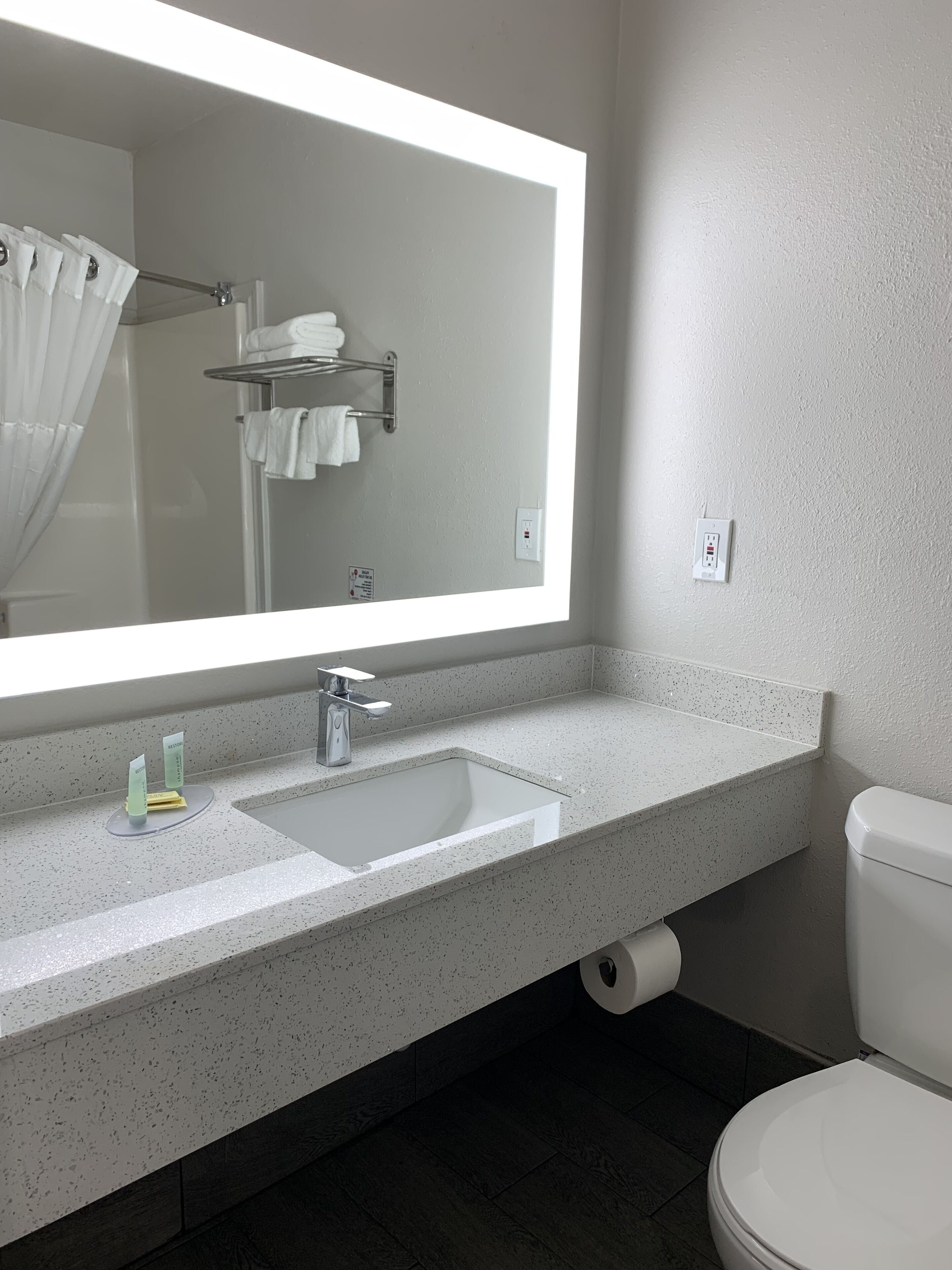 Deluxe Room, 1 King Bed, Non Smoking, Kitchenette | Bathroom | Combined shower/tub, free toiletries, towels