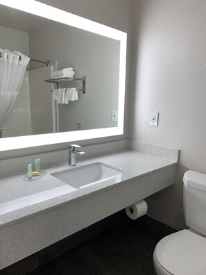 Deluxe Room, 1 King Bed, Non Smoking, Kitchenette | Bathroom | Combined shower/tub, free toiletries, towels