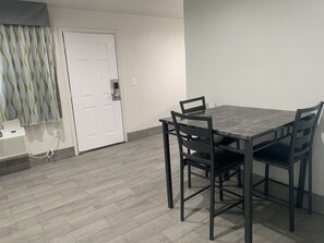 Studio dành cho gia đình, nhiều giường, không hút thuốc, bếp nhỏ | Phòng ăn