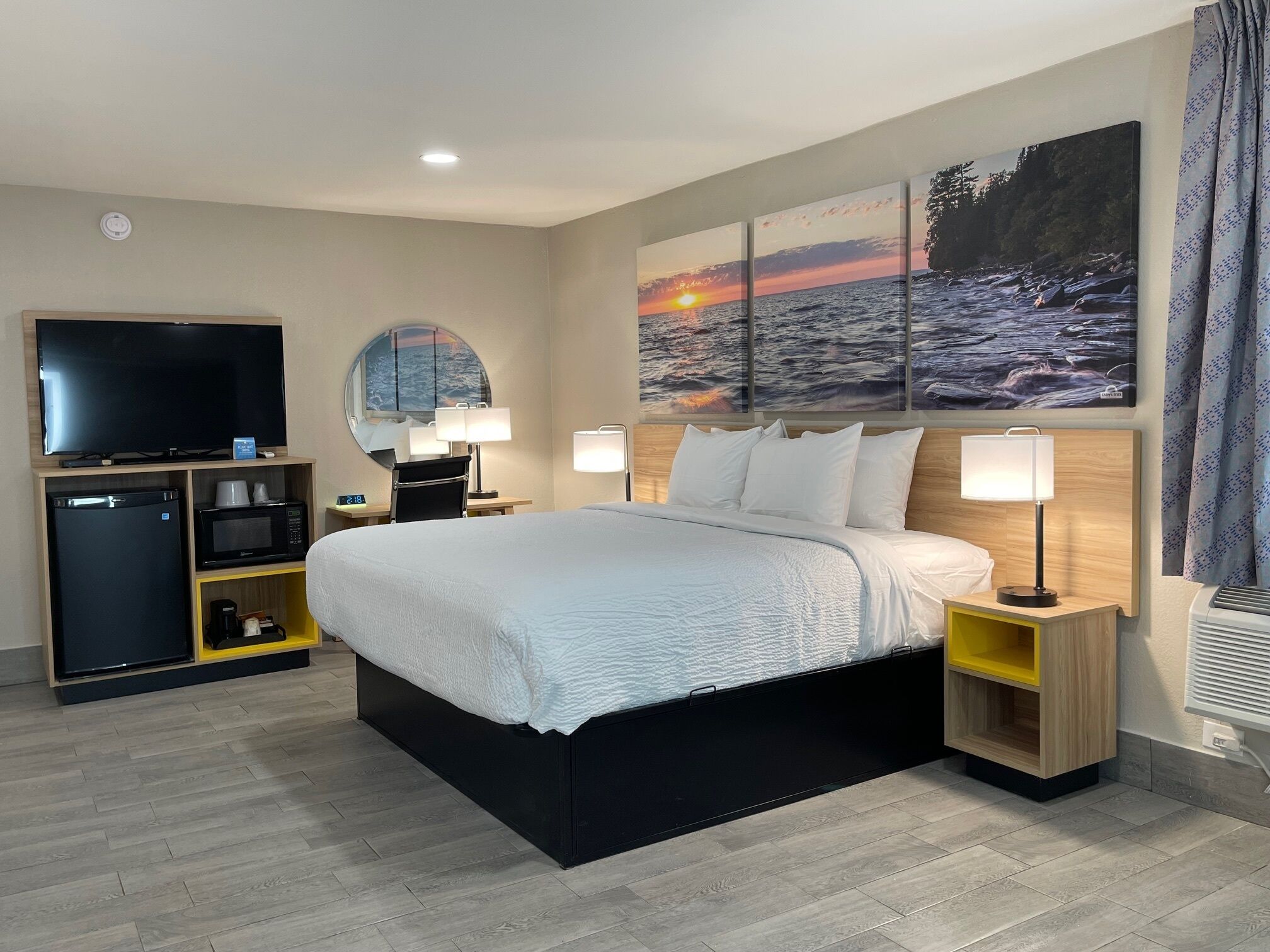 2 Queen Beds and 1 King Bed, Suite, Non-Smoking