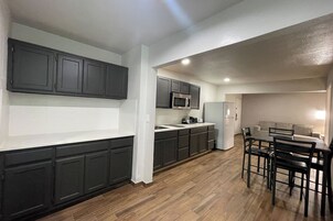 Suite, varias camas, no fumadores | Cocina privada | Frigorífico y microondas