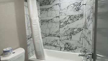 2 Queen Beds and 1 King Bed, Suite, Non-Smoking | Badezimmer | Duschwanne, kostenlose Toilettenartikel, Handtücher