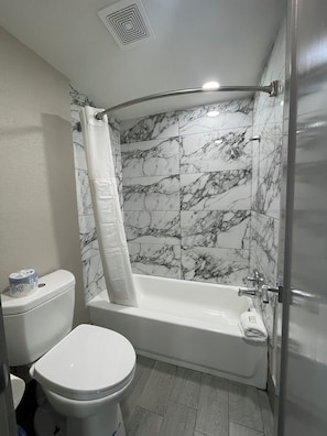 2 Queen Beds and 1 King Bed, Suite, Non-Smoking | 浴室 | 淋浴/盆浴组合、免费洗浴用品、毛巾