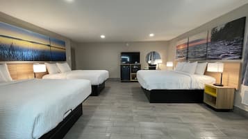2 Queen Beds and 1 King Bed, Suite, Non-Smoking | Wifi gratis y ropa de cama