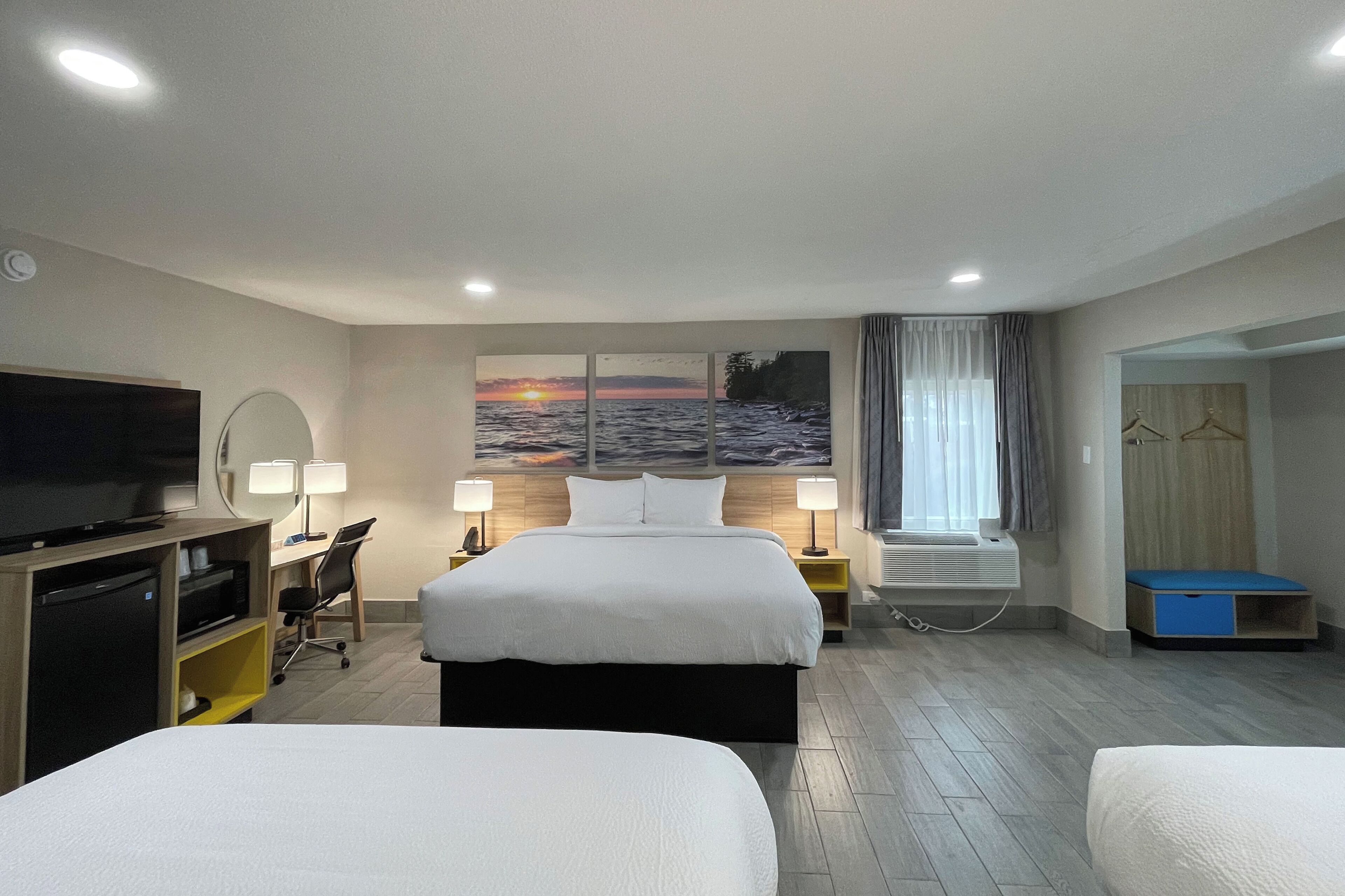 2 Queen Beds and 1 King Bed, Suite, Non-Smoking | Kostenloses WLAN, Bettwäsche