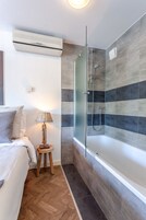 Escritorio, wifi gratis y ropa de cama 