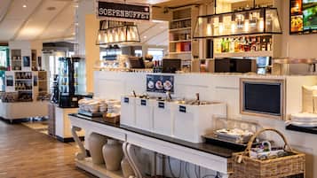 Frukost, lunch och middag serveras
