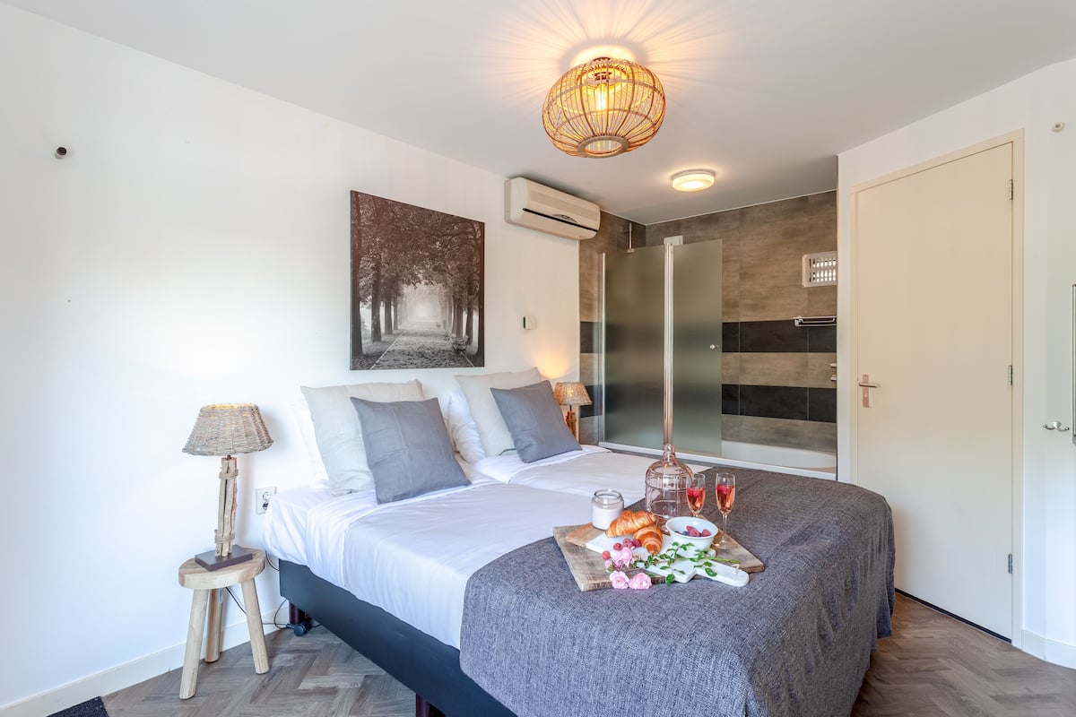 Room, River View, Annex Building | Desk, cribs/infant beds, rollaway beds, free WiFi