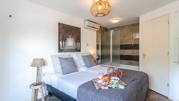 Rom, elveutsikt, anneks | Skrivebord, barnesenger og ekstrasenger (mot et tillegg)