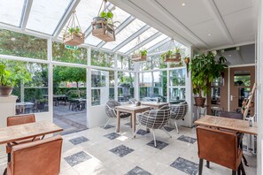 Breakfast, lunch and dinner served - Hajé Waterlodge en hotel ark de Aalscholver (Lelystad)