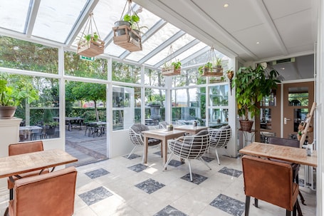 Breakfast, lunch and dinner served