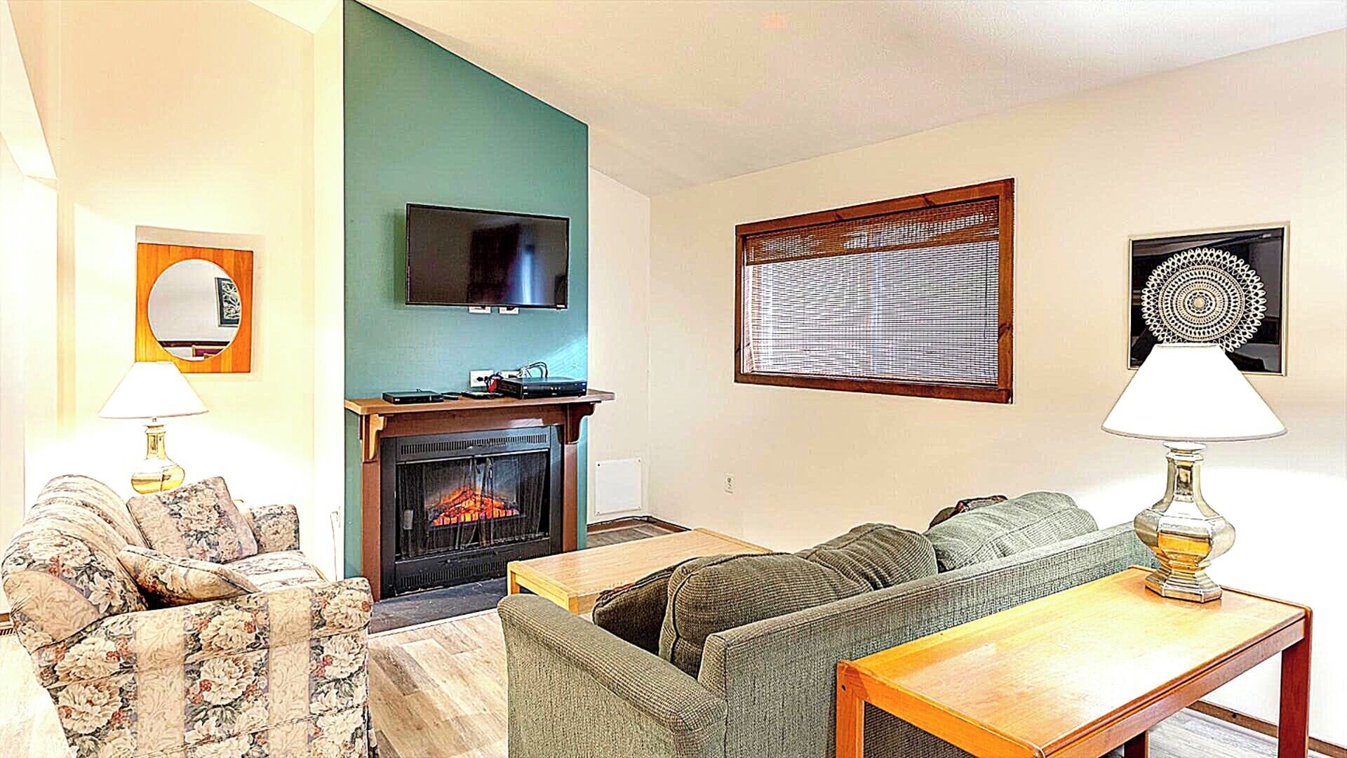 Family Chalet, 3 Bedrooms (Pedestal Unit) | Living area | TV, fireplace