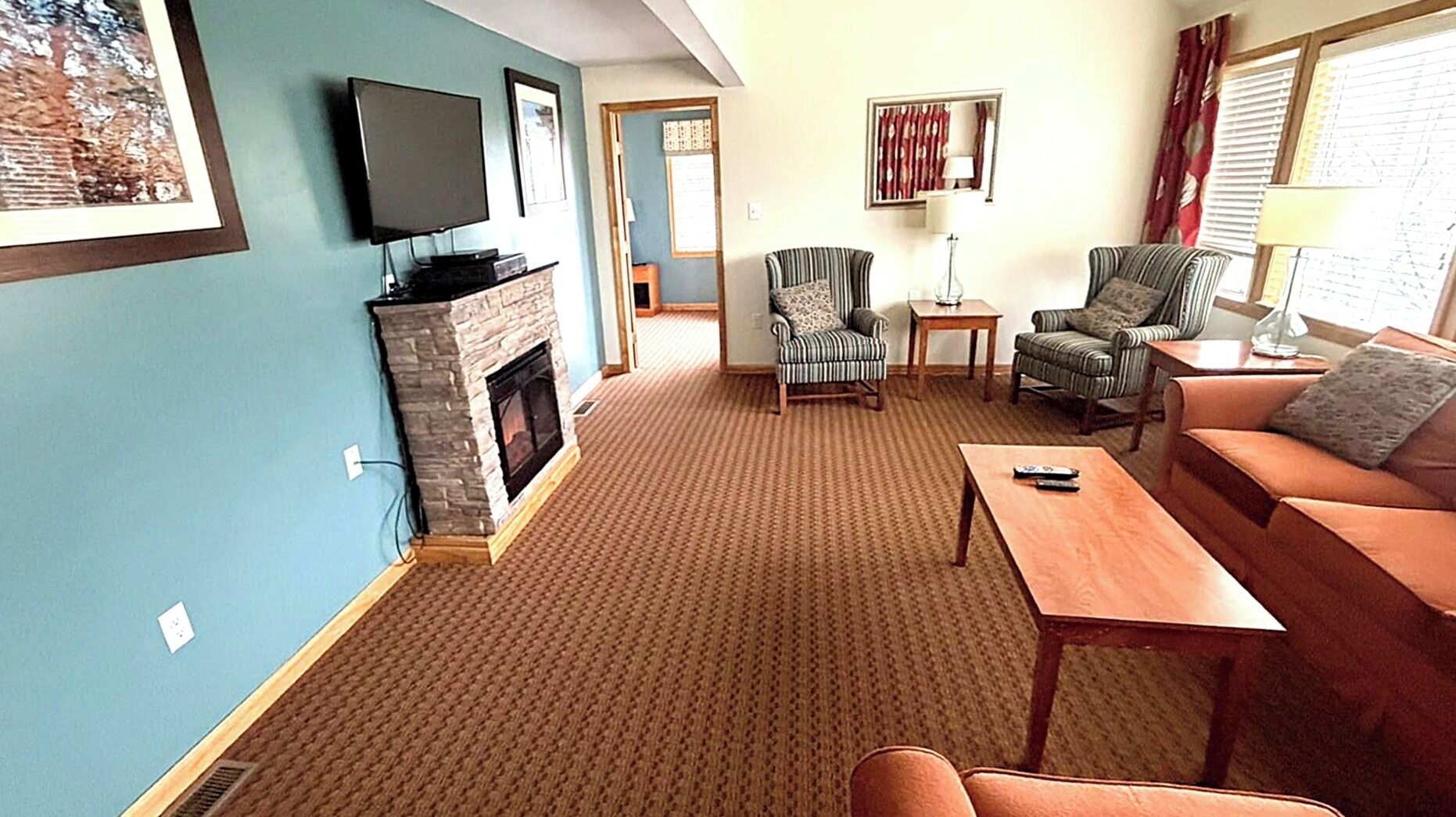 Chalet Deluxe, 3 habitaciones (Pedestal Unit) | Área de sala de estar | Televisión y chimenea 