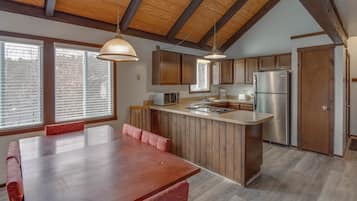 Chalet, 3 Bedrooms, 2 Bathrooms (Pedestal Unit) | In-room dining