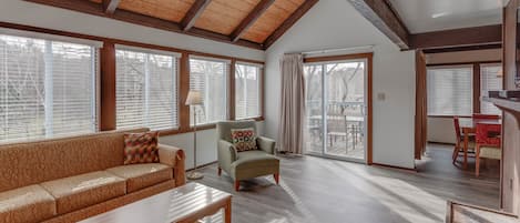 Traditional Chalet, 3 Bedrooms (Pedestal Unit) | Living room | TV, fireplace