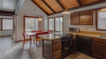 Chalet Tradizionale, 3 camere da letto (Pedestal Unit) | Cucina privata | Frigorifero con congelatore, microonde, forno, piano cottura