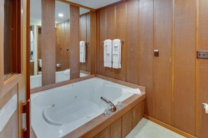 Combined shower/bathtub, towels