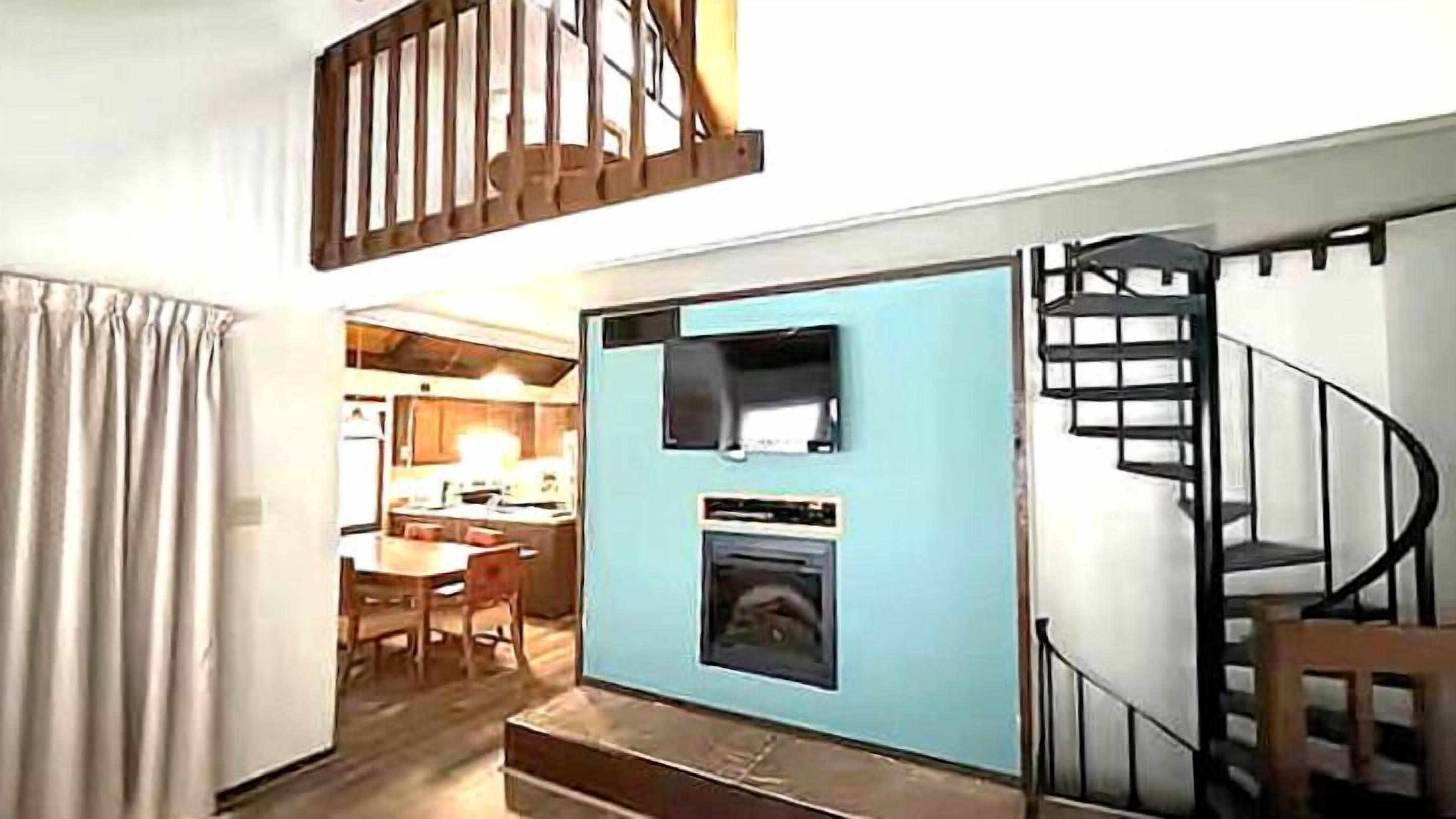 Chalet clásico, 3 habitaciones (Pedestal Unit) | Área de sala de estar | Televisión y chimenea 