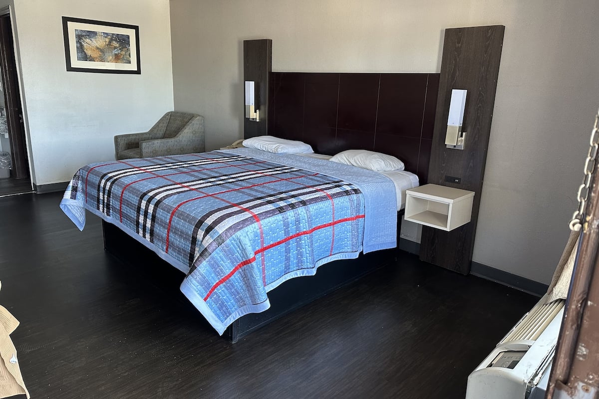 Room, 1 King Bed | 1 bedroom, desk, iron/ironing board, free rollaway beds
