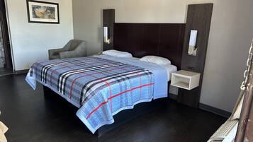 Huone, 1 suuri parisänky | 1 makuuhuone, työpöytä, silitysrauta/-lauta, ilmaiset lisävuoteet