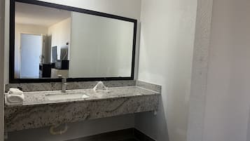 Bañera con ducha, bañera profunda, cabezal de ducha tipo lluvia, toallas