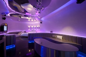 Deluxe Room | Living room