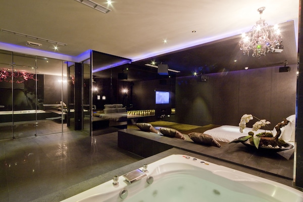 Deluxe Room | Jetted tub