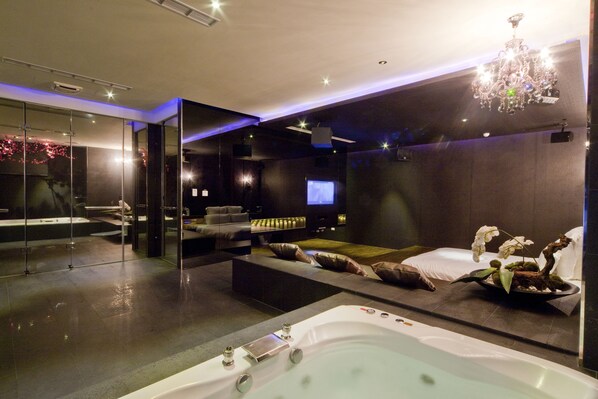 Deluxe Room | Jetted bathtub