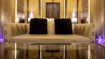 Deluxe Room | Living area