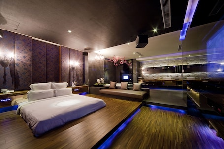 Deluxe Room | Premium bedding, down comforters, pillowtop beds, free minibar