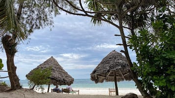Una spiaggia nelle vicinanze, sabbia bianca, teli da spiaggia