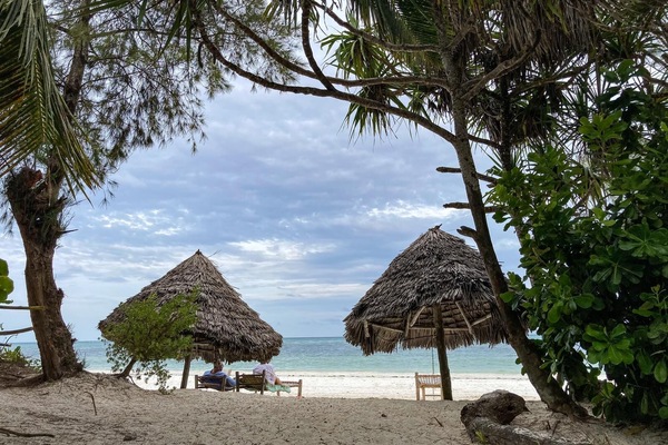 Beach nearby, white sand, beach towels