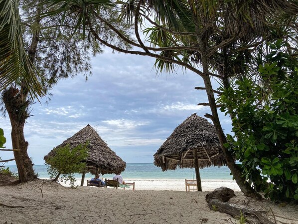 Una playa cerca, arena blanca, toallas de playa
