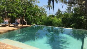 Utendørsbasseng og solsenger