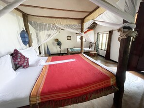 Svit Deluxe - havsutsikt | Sängtillbehör av högsta kvalitet och värdeförvaringsskåp på rummet