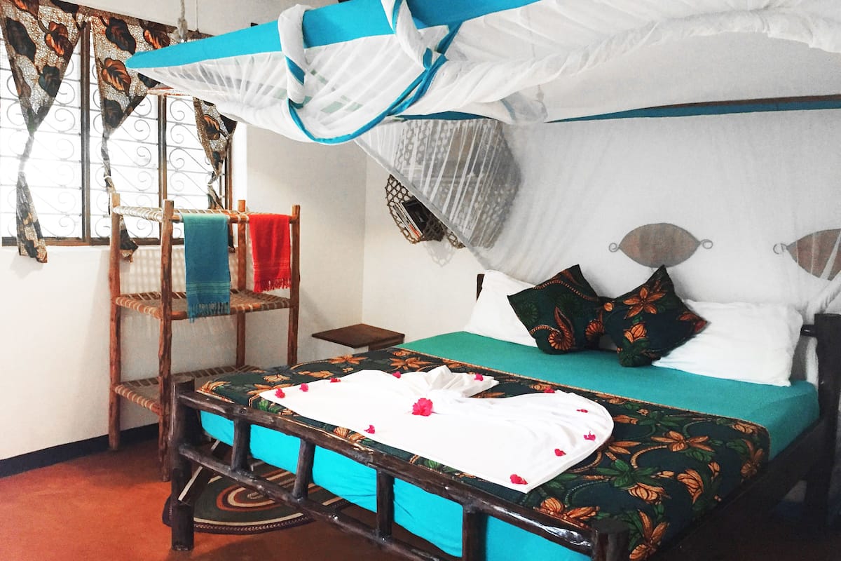 Bungalow estándar | Ropa de cama de alta calidad y caja de seguridad en la habitación