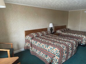 أغطية فراش متميزة ومكتب ومساحة عمل للكمبيوتر المحمول وستائر تعتيم