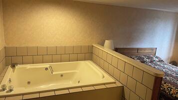 1 bedroom, premium bedding, desk, laptop workspace