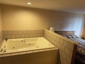 أغطية فراش متميزة ومكتب ومساحة عمل للكمبيوتر المحمول وستائر تعتيم