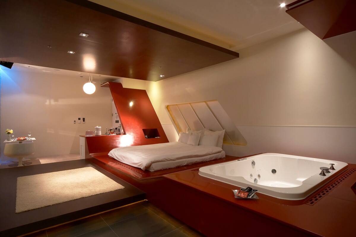 1 bedroom, premium bedding, minibar, desk