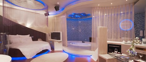 1 bedroom, premium bedding, minibar, desk