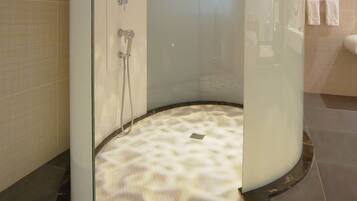Separate bathtub and shower, jetted bath, free toiletries, hair dryer