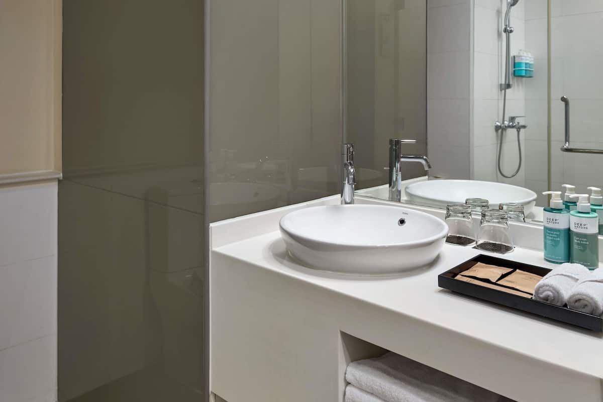 Minibar, coffres-forts dans les chambres, bureau