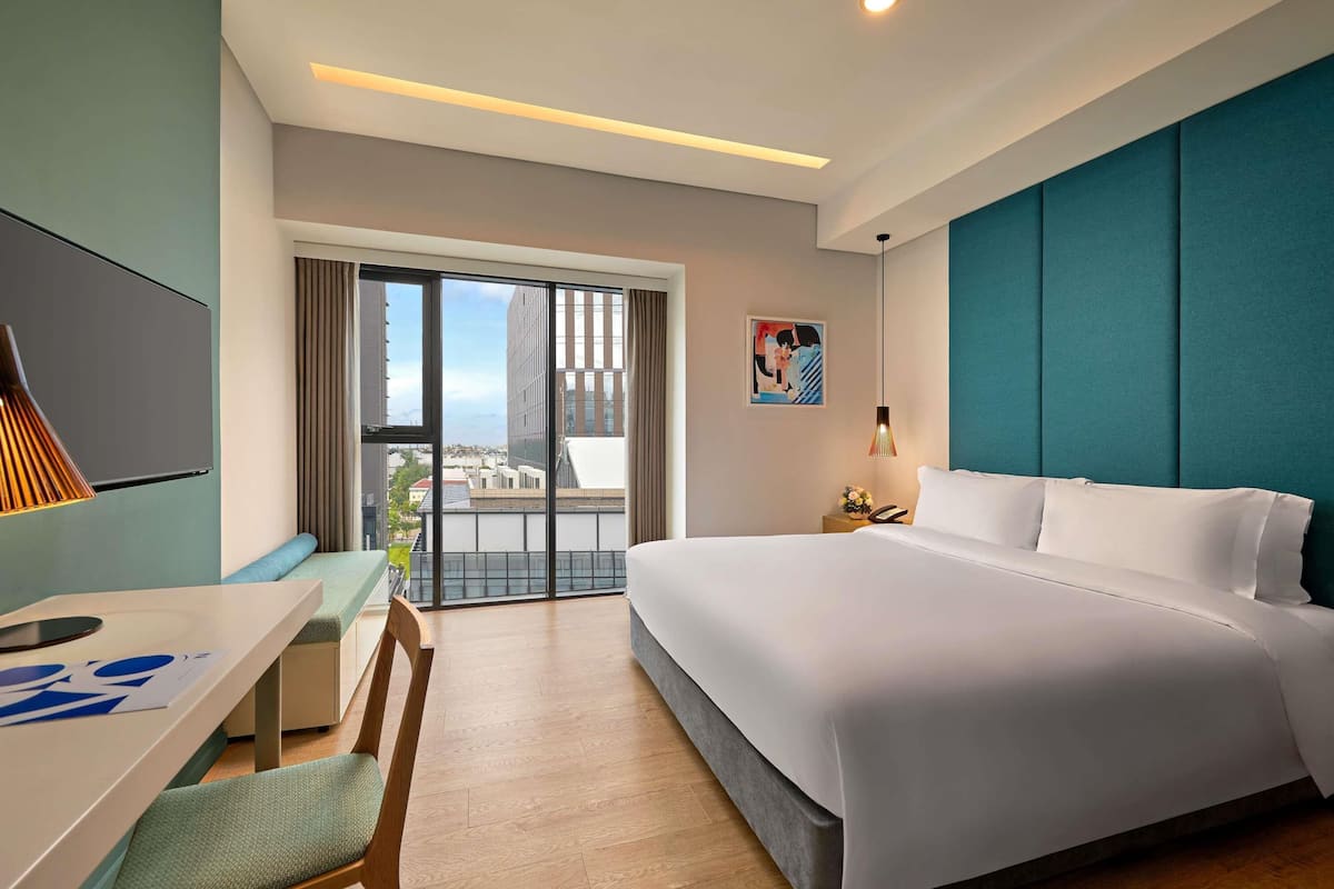 Studio, 1 King Bed | Minibar, in-room safe, desk, laptop workspace