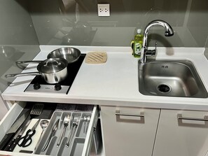 Minibar, két bảo mật tại phòng, bàn 