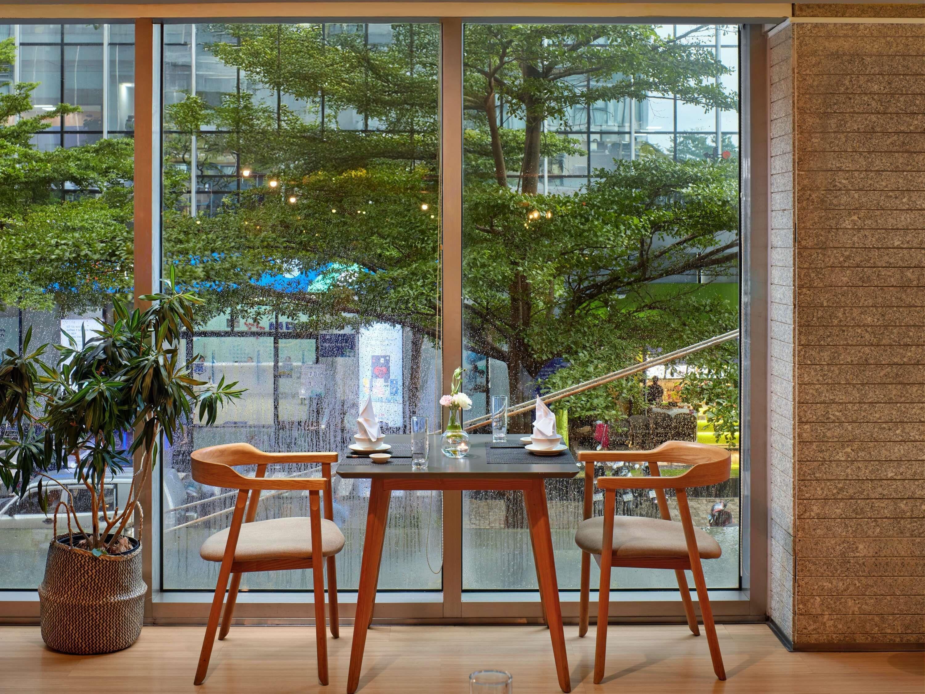 Phục vụ bữa sáng, bữa trưa và bữa tối 