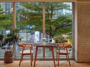 Serveert ontbijt, lunch en diner