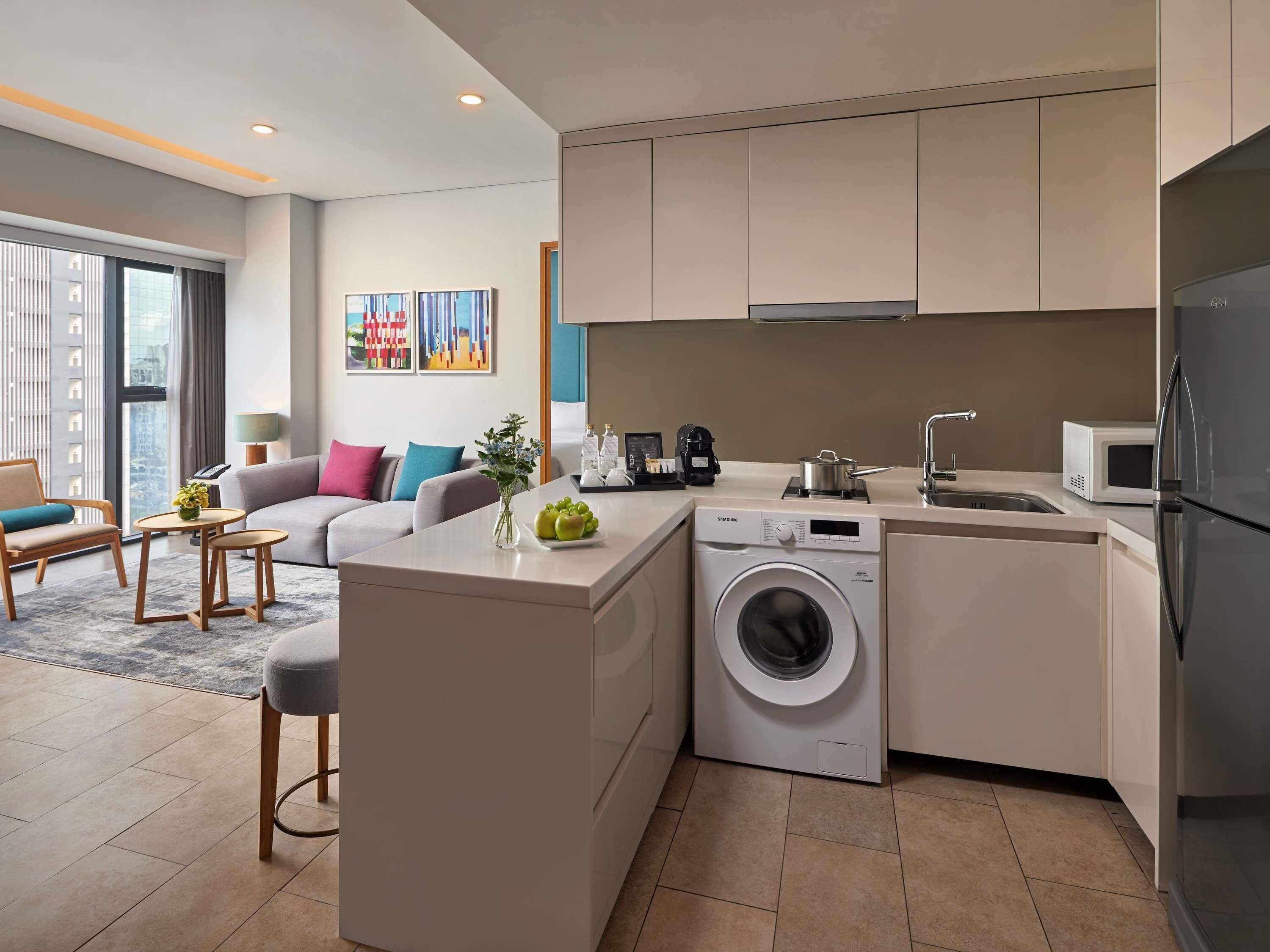 Apartemen, 2 kamar tidur | Minibar, brankas, meja kerja, dan ruang kerja ramah laptop